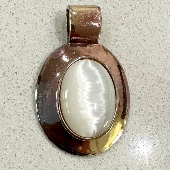 Vintage Cat's Eye Glass White Pendant - Picture 1 of 5